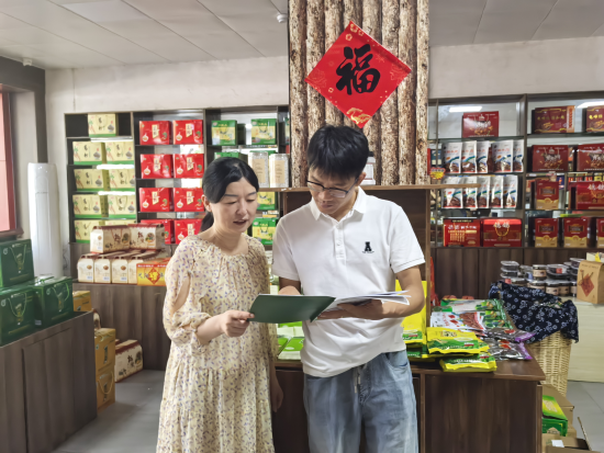 圖為客戶經理江開亮指導周君進行改造