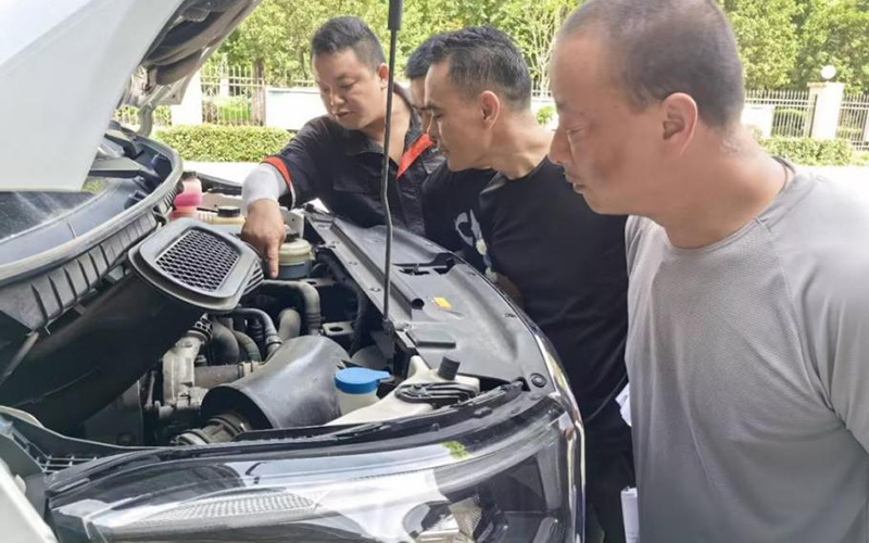 車輛維修技師正在現場講解高溫車輛易發故障