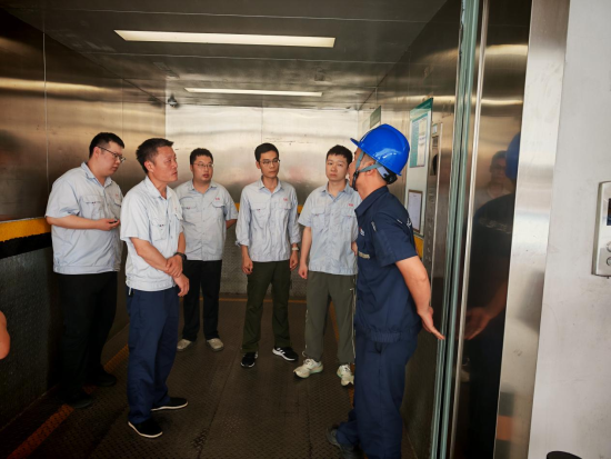 圖為通訊協(xié)調(diào)員講解演練中安全注意事項(xiàng)