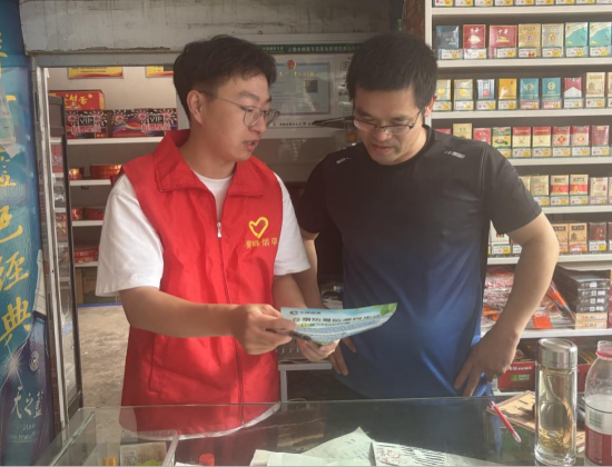 圖為客戶經(jīng)理在旅游旺季進行卷煙防腐知識宣傳.png