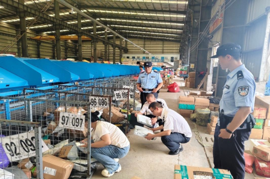 圖為執法人員正在對分揀線上的可疑包裹進行核查