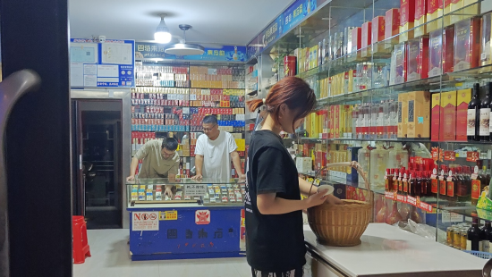 圖為廬山市煙草工作人員上門進行商品陳列指導