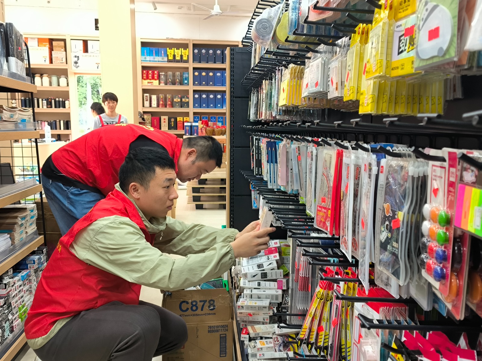 黨員志愿者幫助新店即將開業零售戶分類整理商品.jpg
