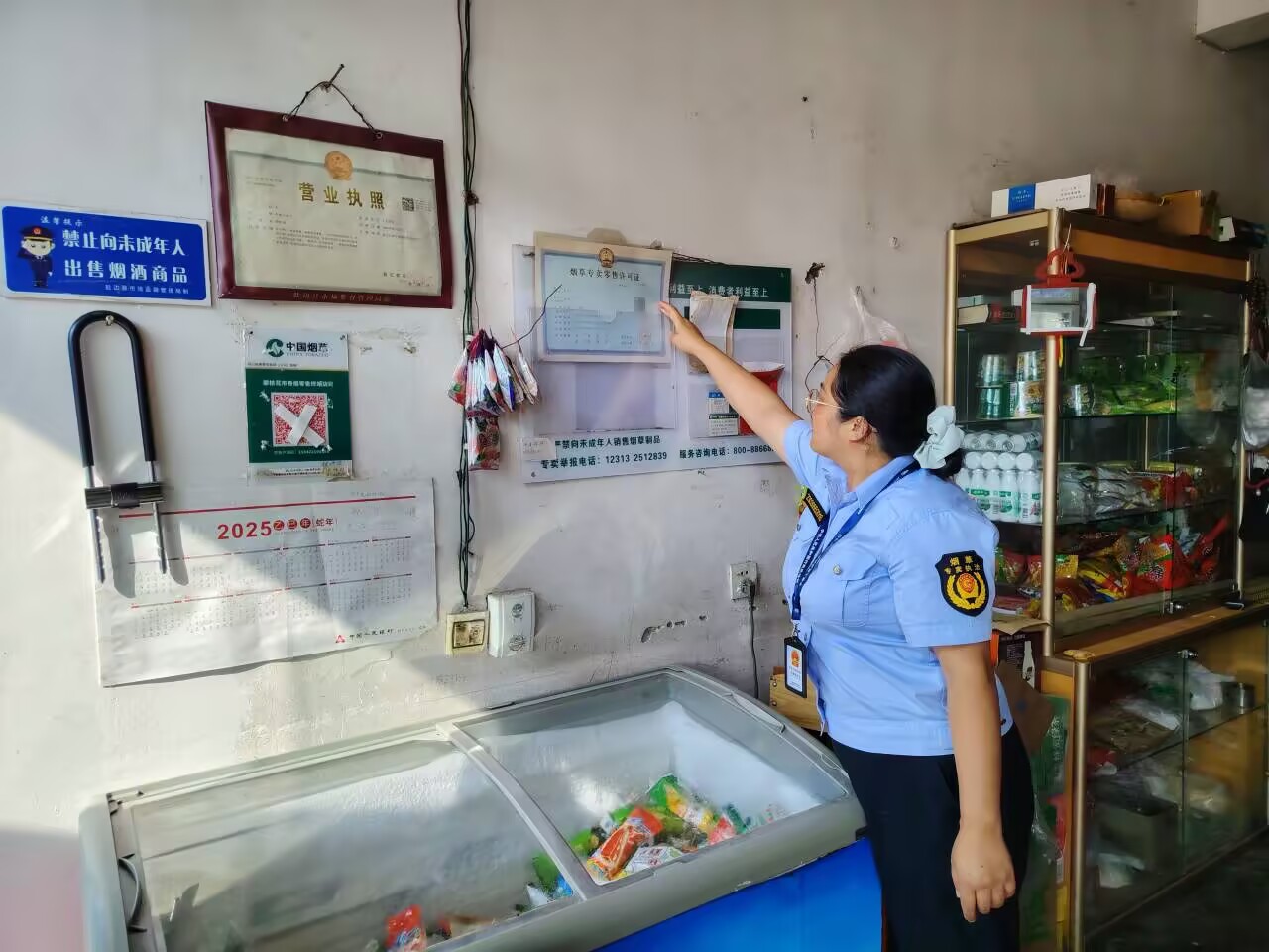 執法人員認真核實許可證信息.jpg